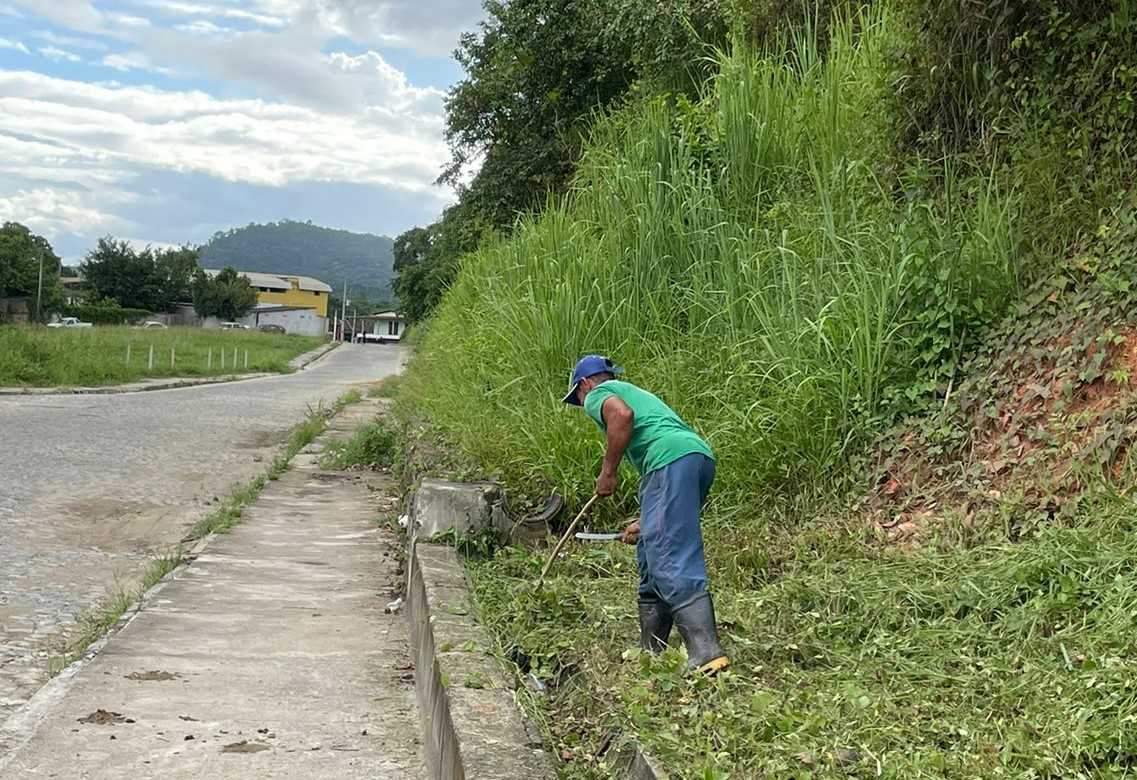 Camacã: Prefeitura intensifica Limpeza, manutenção de ruas e roçadeira na rodovia que liga o trevo